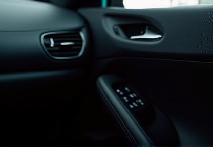 Détail d'un intérieur de voiture fraîchement nettoyé