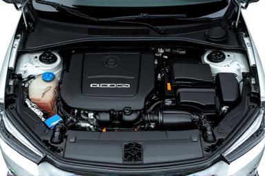Compartiment moteur d'une voiture après nettoyage détaillé